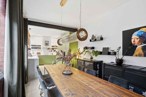 City Penthouse with 3 floors , Super King Bed , with secret garden photo 11