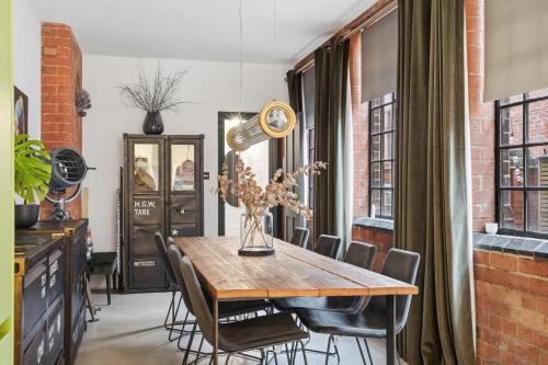 City Penthouse with 3 floors , Super King Bed , with secret garden photo 32