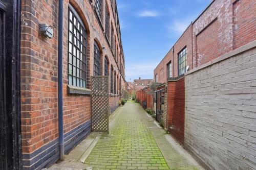 City Penthouse with 3 floors , Super King Bed , with secret garden photo 5