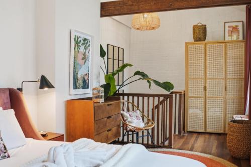 City Penthouse with 3 floors , Super King Bed , with secret garden photo 41