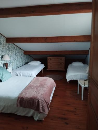 a bedroom with two beds with white sheets at Chambres d'hôtes le Clos de la Presle in Saint-Georges-Haute-Ville