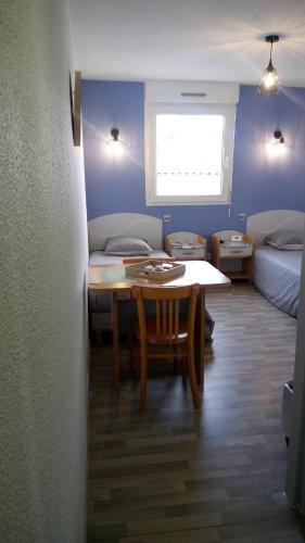 a room with a table and a couch and a bed at Les Clés Nature Studio 41 in Moutiers-sous-Chantemerle