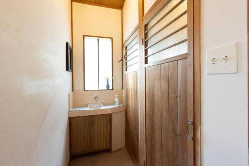 a bathroom with a sink and a mirror at 太宰府らたん - Dazaifu Ratan in Dazaifu
