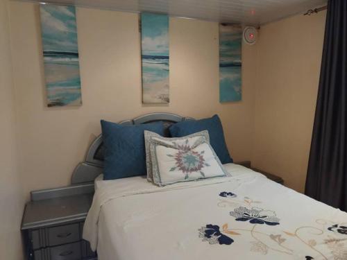 Llit o llits en una habitació de Garden Getaway