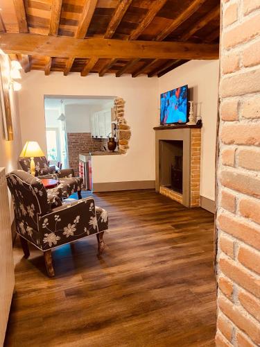 a living room with a couch and a fireplace at La Torretta in Laterina