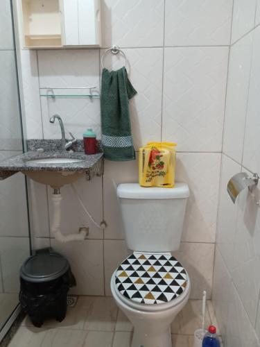 a small bathroom with a toilet and a sink at Casa três com cozinha americana in Araruama