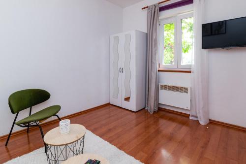 Holiday House Mima