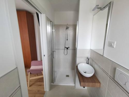 a bathroom with a shower with a sink and a toilet at DESDEMA & OPERA Rooms in Quinto di Treviso