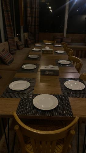 Restoran ili neka druga zalogajnica u objektu Raqeem Hotel