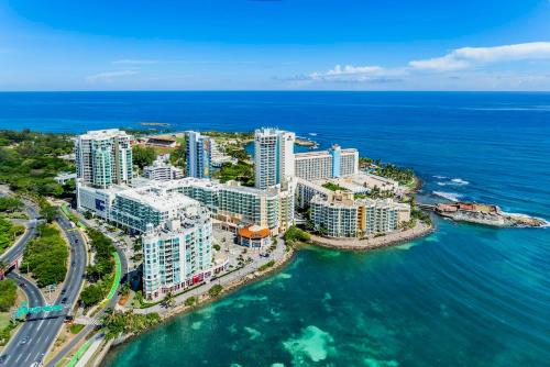 Oceanview Penthouse, Walk to Beach & Pool