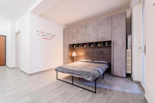 a bedroom with a large bed in a room at Monolocale Giulio Cesare in Novara
