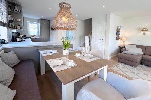 a kitchen and living room with a table and chairs at Engels Hüs in Tinnum