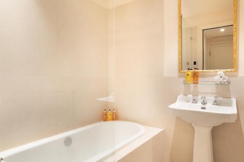 Pick A Flat's Apartements with services in Louvre - Rue des Halles