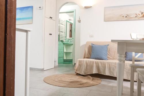 a living room with a couch and a table at Ampio Trilocale sul Golfo di Marinella in Santa Marinella