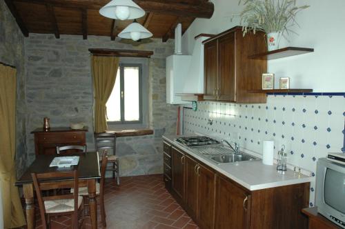 DicomanoにあるAgriturismo Franciniのキッチン(シンク、カウンタートップ付)