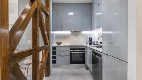 Príncipe Real Charm Apartment by LovelyStay