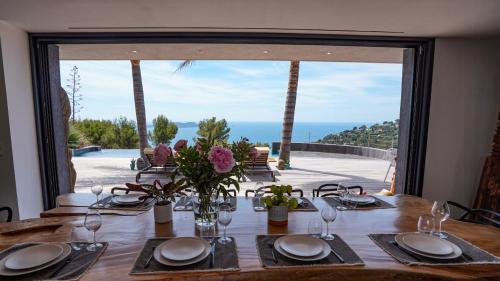 Contemporary Villa With Sea View In Hyères