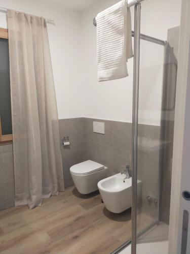 a bathroom with a toilet and a sink at Ca' Rino - alloggio turistico in Vedelago