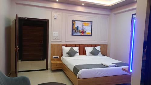 ein Schlafzimmer mit einem Bett in einem Zimmer in der Unterkunft Hotel The Devaraj in Bhubaneshwar