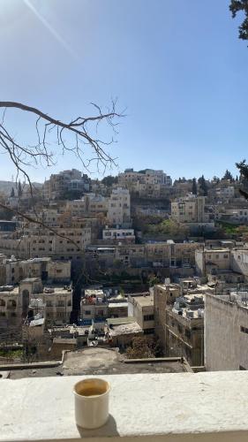 Stylish 2BR Apartment, Walkable Jabal Al-Weibdeh