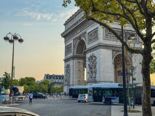 Apartment between the Arc de Triomphe and the Sacr-Cur