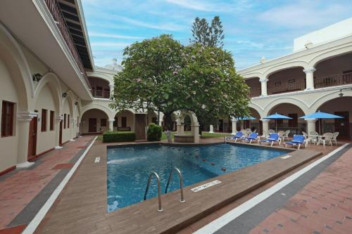a swimming pool in the courtyard of a building at Holiday Inn Express Veracruz Centro Historico by IHG in Veracruz