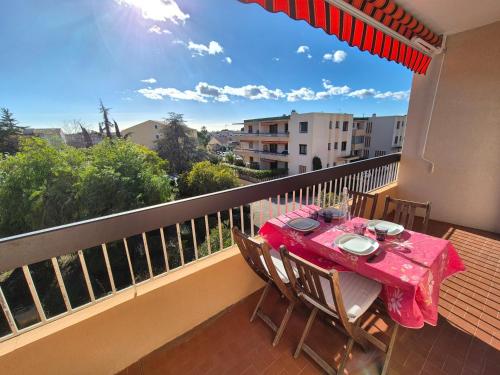 Appartement 2 chambres avec grand balcon à deux pas du port de Sanary et de la plage
