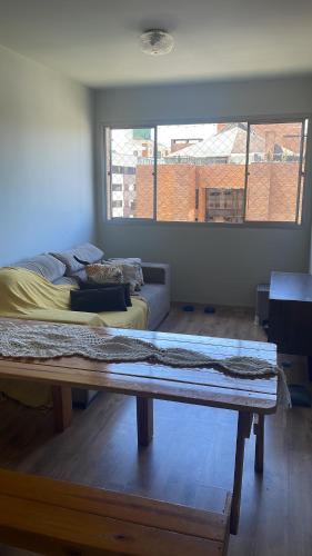 a bedroom with a bed and a large window at Quarto Privado em Apto Bigorrilho in Curitiba