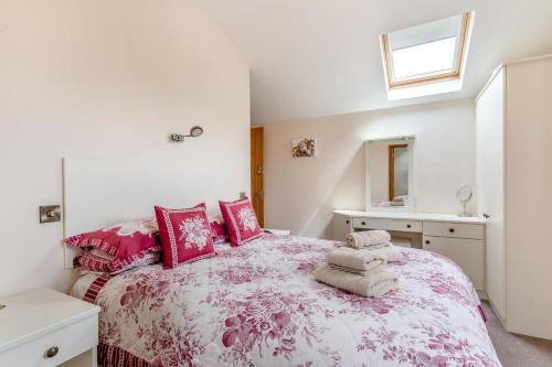 a bedroom with a bed with pink and white sheets at 4 Bed in Wonastow oc-k29425 in Wonastow