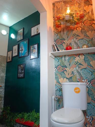 un bagno con un WC e una parete verde di La lanterne a Antananarivo