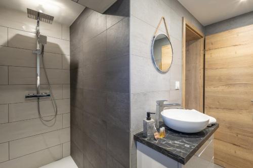 a bathroom with a sink and a shower at Gîte La perle d’Alsace in Bernardswiller