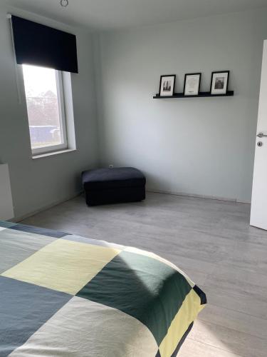 una stanza con un letto e un cuscino sul pavimento di JoHa Haus a Hasselt