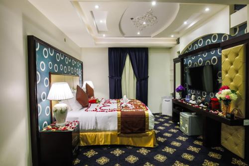 a hotel room with a bed and a mirror at Rest Night Serviced Apartments- AlHamra in Riyadh