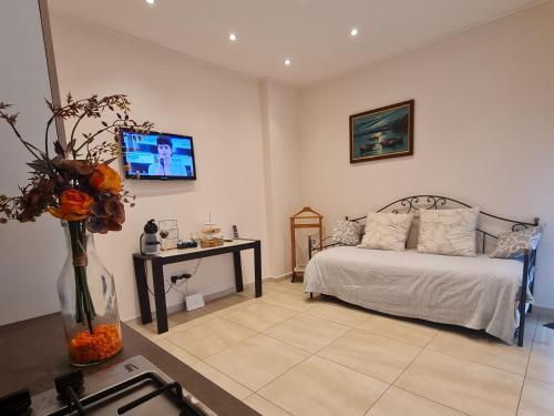 a bedroom with a bed and a tv on the wall at casa Stella centro Foce 200 mt dalla passeggiata Imperatrice in Sanremo