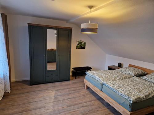 ein Schlafzimmer mit einem Bett und einer Glastür in der Unterkunft Panoramablick Eitelborn in Eitelborn