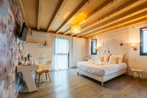 a bedroom with a bed and a desk in a room at Ome sweet home in Laubressel