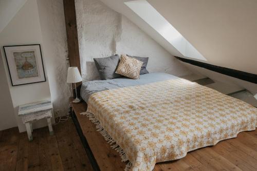 a bedroom with a bed in a attic at Flusshaus BnB Alicudi in Brugg