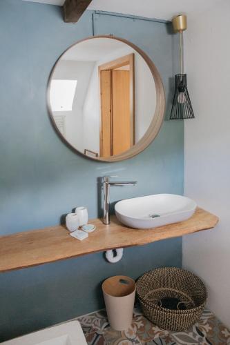 a bathroom with a sink and a mirror at Flusshaus BnB Alicudi in Brugg