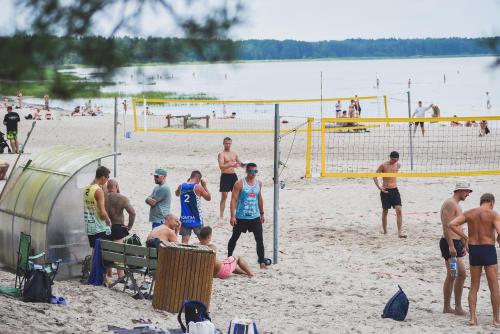 un grupo de personas jugando al voleibol en la playa en Metsa Hostel, en Võsu