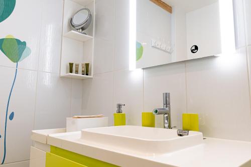 a white bathroom with a sink and a mirror at Ome sweet home in Laubressel