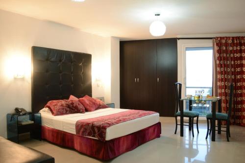 Hotel Calima Real tesisinde bir odada yatak veya yataklar