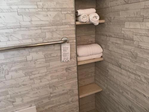 a bathroom with towels on shelves in a wall at Cascina Concetta in Pizzo