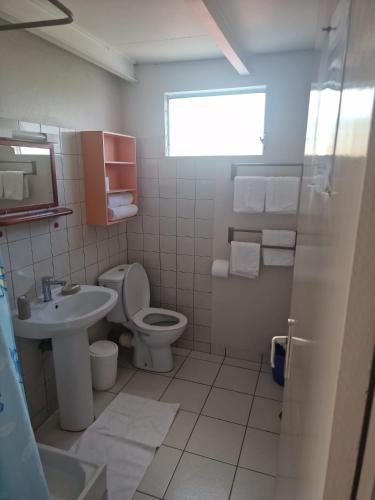 un bagno con WC e lavandino di JCM location a Les Trois-Îlets