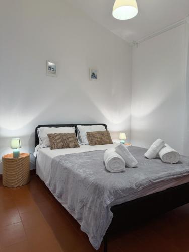 a bedroom with a bed with two pillows and two lamps at Casa do Profeta in Porto Santo