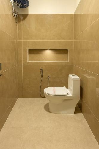 a bathroom with a toilet and a shower at Haraa Suites Tiruvannamalai in Tiruvannāmalai