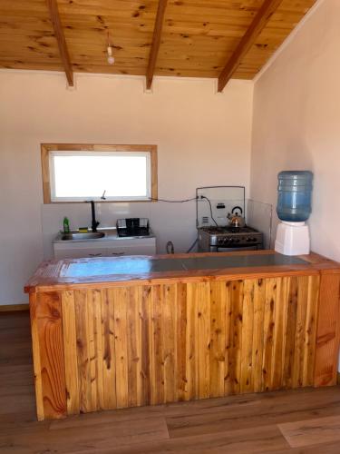 a kitchen with a wooden counter in a room at Rincon del desierto lodge in Punta de Choros