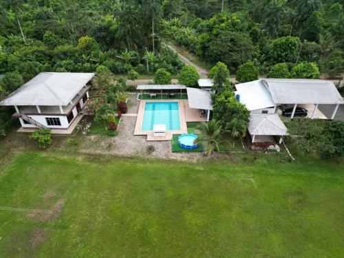 テナにあるPARADISE LODGEのプール付きの家の航空写真