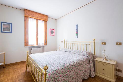 a bedroom with a bed and a window at Il Melograno, appartamento privato in Cavriago