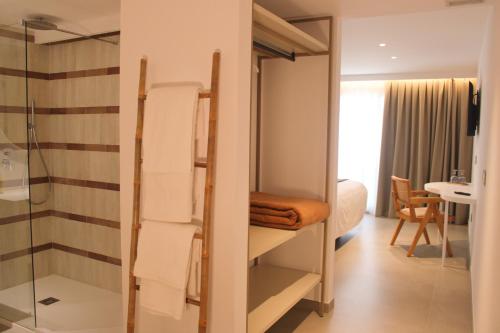 a room with a closet with towels and a table at HA Hotel TESORO MEDITERRANEO in Almuñécar
