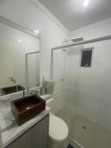 a bathroom with a sink and a toilet and a shower at Casa em itapema fácil acesso e bem localizada in Itapema